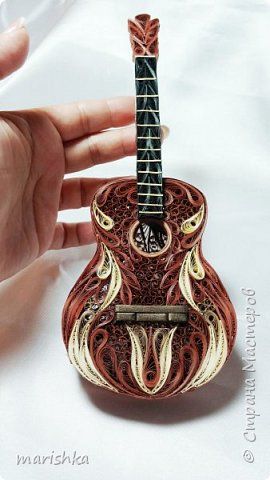 Filigrana guitarra Quilling Guitar, Quilling Projects, Arte Quilling, Paper Quilling Tutorial, Origami And Quilling, Quilling Work, Quilling 3d, Paper Quilling Patterns, Quilled Paper Art