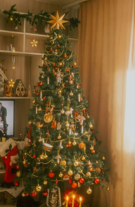 #vintagestyle #retroaesthetic #xmas #boho #bohemian #hippie #goblincore #cottagecore #fairycore #vintage #interior #designideas #cozyhome #bohemianinterior Vintage Xmas Tree, Boho Christmas Tree Bohemian, Cottagecore Christmas Tree, Christmas Tree Golden, Cottage Core Christmas, Cottagecore Christmas, Boho Christmas Tree, Goblin Core, Vintage Cottagecore