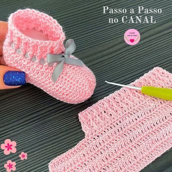 Passo a passo desse lindo sapatinho de crochê no YouTube! #CrochêArtedeAmar #Crochê #Crochet #Sapatinhodecrochêparabebê #Sapatinhodecroche Crochet Baby Shoes Tutorial, Crochet Baby Booties Free Pattern, Crochet Baby Booties Tutorial, Baby Booties Free Pattern, Crochet Baby Booties Pattern, Crochet Baby Boots, Baby Booties Knitting Pattern, Crochet Shoes Pattern, Crochet Baby Sandals