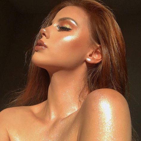 11.9k Likes, 1,728 Comments - @thestudyofmakeup on Instagram: “Fenty beauty body lava (tag @fentybeauty) There is no such thing as too much glow Gloss: gloss…” Body Lava, Makeup Artist Kit Essentials, Shimmer Y Shine, Makeup Kit Essentials, New Makeup Ideas, Bronzer Makeup, Makeup Artist Kit, Best Makeup Artist, Glowing Makeup