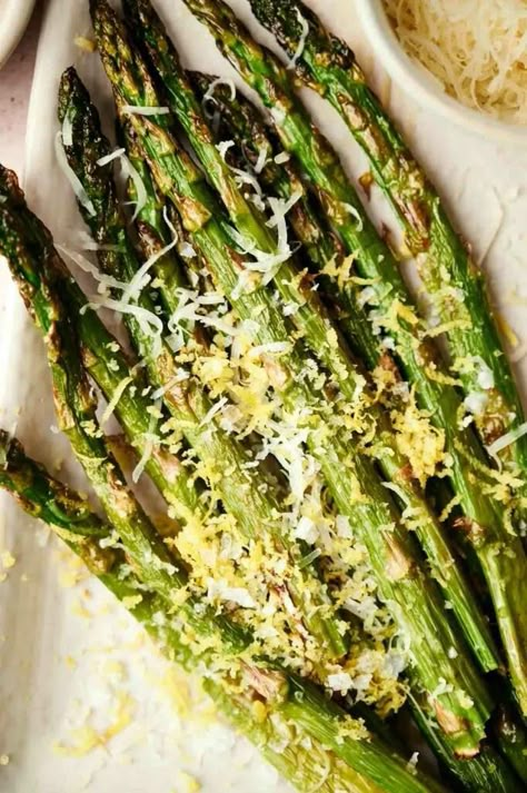 Air Fryer Asparagus (Easy 10 Minute Recipe!) Air Fryer Asparagus, Easy Asparagus, Easy Asparagus Recipes, Grilled Asparagus Recipes, Asparagus Recipes Roasted, Rice Side Dish Recipes, Honey Roasted Carrots, Roasted Parsnips, Asparagus Fries