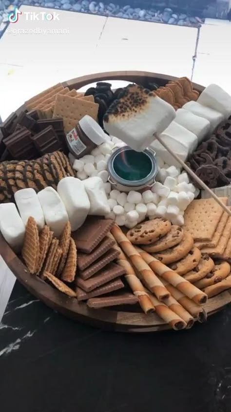 S'mores Platter, S’mores Date Night, Boards For Board Night, Smores Board Bonfires, Mini Dessert Charcuterie Board, Smores Tray Ideas, Bonfire Set Up Ideas, Bonfire Night Party Decorations, S’mores Board Ideas