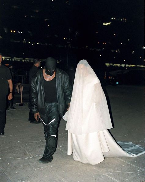 Kanye West Outfits, Kanye West And Kim, Gender Fluid Fashion, Kim And Kanye, Kim Kardashian And Kanye, Kanye West, Kim Kardashian, Rappers, Nevada