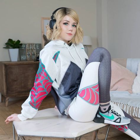 Spider Gwen Cosplay, Hoodie And Leggings, Into The Spider Verse, Favourite Song, Spiderman Artwork, Sabrina Spellman, Female Pose Reference, Spider Girl, Casual Cosplay