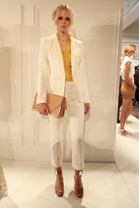 Rachel Zoe Spring 2011 Ny Street Style, Office Clothes, Business Chic, White Suit, Uptown Girl, Style Inspiration Fall, Yellow Blouse, Chic Casual, Working Woman