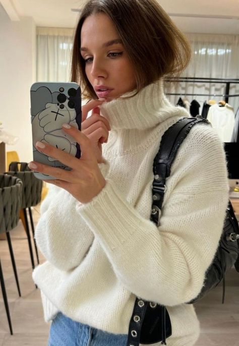 White Turtle Neck Sweater Outfit Winter, Knit Turtleneck Sweater Outfit, White Turtleneck Sweater Outfit, Thick Turtleneck Sweater, Ootd Fall, Neo Victorian, Thick Sweater, Cold Outfits, 90s Outfit