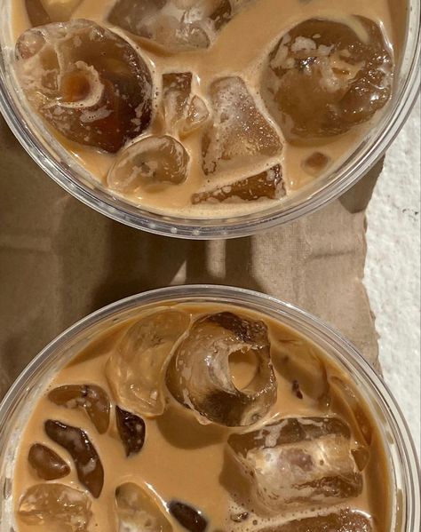 Coffee Board, Pretty Coffee, Coffee Shop Aesthetic, Coffee Obsession, Ice Coffee, Coffee Photography, Aesthetic Coffee, Coffee Latte, Coffee Love