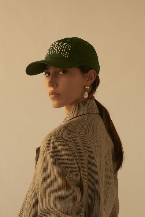 Sporty And Rich, Studio Shoot, 가을 패션, Luxury Retail, Look Chic, Minimal Fashion, Hat Fashion, Photography Inspiration, Influencer