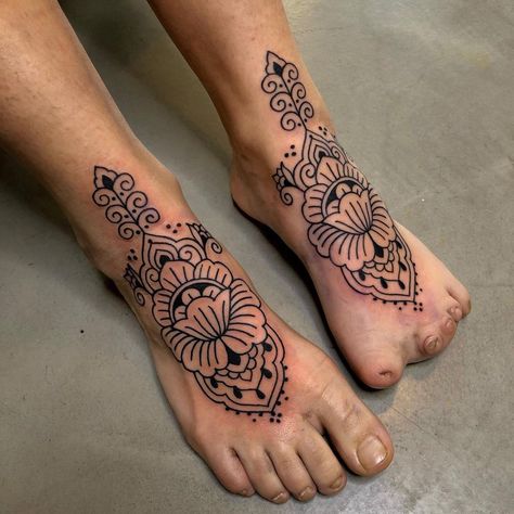 Ornamental Feet Tattoo, Foot Mandala Tattoo, Ornamental Ankle Tattoo, Ornamental Tattoo Leg, Feet Tattoo Ideas, Flower Ornamental Tattoo, Ornamental Foot Tattoo, Henna Foot Tattoo, Ankle Tattoo Mandala