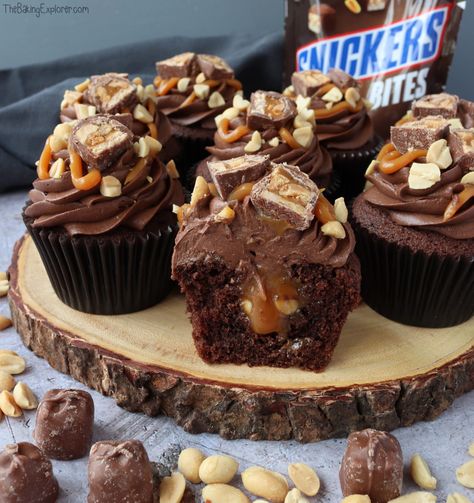 Snickers Cupcakes, Snicker Cupcakes, Cake Mix Cupcakes, Gourmet Cupcakes, Cupcake Flavors, Pudding Desserts, Savoury Cake, Gin And Tonic, Chocolate Cupcakes