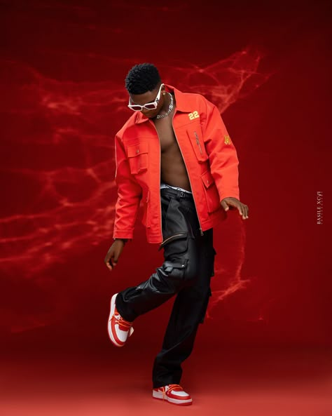 RED 💯 @basile_xcvi_photography 📸✨ Men Studio Poses Photography, Red Background Photoshoot, Dj Photoshoot, Fotoshoot Ideas, Male Portrait Poses, Men Fashion Photoshoot, Inspiration Photoshoot, Digital Photography Lessons, Red Studio