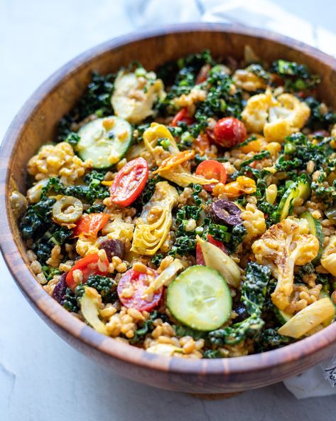 This Italian vegetable & farro salad has it all. It is loaded with flavorful veggies like roasted peppers, cauliflower, artichoke hearts and Traditional Italian Vegetable Recipes, Loaded Bowls, Faro Salad, Italian Bowl, Grain Salads, Weekday Lunches, Bowl Meals, Yummy Salads, Instagram Recipes