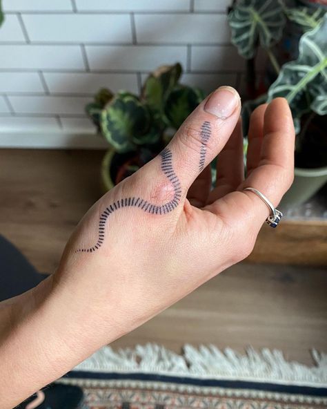 Snake Cuff Tattoo, Snake Line Tattoo, Minimal Snake Tattoo, Snake Finger Tattoo, Simple Snake Tattoo, Bite Mark Tattoo, Japanese Tattoo Words, Cat Tattoo Ideas, Thumb Tattoos