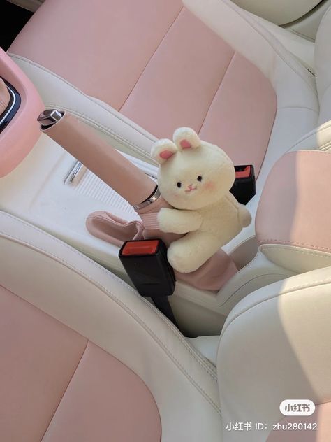 White Car Decor, Pink Car Accessories Aesthetic, Kawaii Car Accessories, Coquette Car Decor, Girl Car Decor, Girl Car Accessories, Pink Car Interior, Kawaii Car, Pink Car Accessories