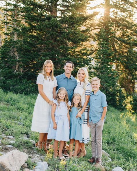 Val Portfolio - Truly Photography Family Photo Outfits Blue And White, Family Photo Pose Ideas, Big Family Photo Shoot Ideas, Western Family Photos, Farm Family Pictures, Sandy Utah, Extended Family Pictures, Albion Basin, Mother Daughter Pictures