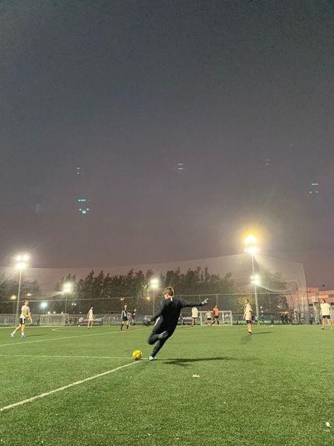 Asthetic Football Photo, Soccer Boy Aesthetic, Cleats Aesthetic, Pink Cleats, Girls Soccer Shoes, Soccer Aesthetic, Girls Soccer Cleats, Brown City, Ball Aesthetic