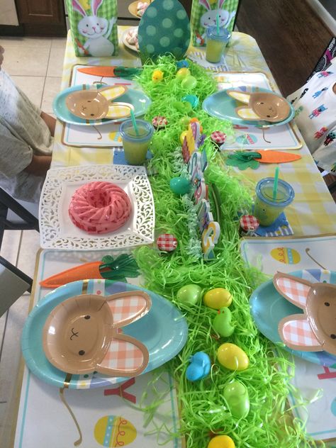 Easter Table For Kids, Kids Easter Table Decor, Easter Lunch Table, Kids Table Decorations, Easter Kids Table, Kids Easter Table, Easter Picnic, Class Mom, Easter Table Centerpieces