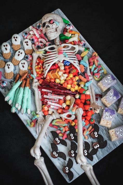 Halloween Skeleton Tablescape, Skeleton Candy Table, Skeleton Dessert Table, Skeleton Candy Board, Grazing Table Halloween, Skeleton Food Platter, Halloween Trick Or Treat Table Ideas, Skeleton Platter, Halloween Grazing Table