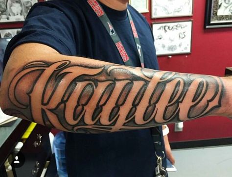 Tattoo Lettering Design Bodybuilding Workouts Training Programs, Crown Hand Tattoo, Family Sleeve Tattoo, Last Name Tattoos, Tattoo Names, Lettering Tattoos, Favorite Tattoos, Tattoo Lettering Design, Tattoo Zeichnungen