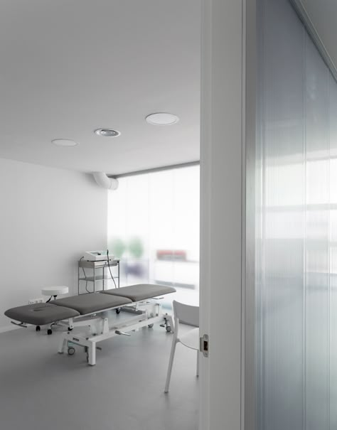 Physical Therapy Clinic - Picture gallery Physical Therapy Office Design, Translucent Facade, Physio Room, Physical Therapy Office, Physiotherapy Room, Therapy Office Design, Dental Interior, Physio Clinic, Physical Therapy Clinic