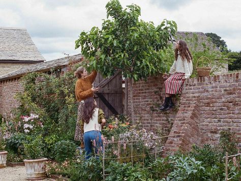 In the Cotswolds with Miranda Brooks – DÔEN Miranda Brooks, Amanda Brooks, Agricultural Buildings, Wildflower Bouquet, Pre Fall Collection, She Girl, The Cotswolds, Row Boat, Fair Isle Knitting