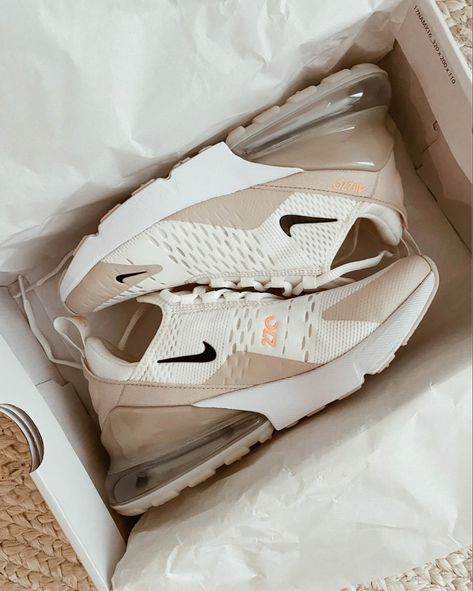 White Nike sneakers, best travel sneakers, walking sneakers Luxury Campaign, Trendy Tennis Shoes, White Nike Sneakers, Neutral Sneakers, Oversize Denim Jacket, Nude Sneakers, Baggy Jean Shorts, Adidas Sambas, Neutral Shoes