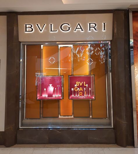 BVLGARI windows in Emporium Department Store in Bangkok Jewelry Shop Window, Store Entrance, Jeddah Saudi Arabia, Jewelry Store Design, Visual Merchandising Displays, Window Casing, Islamic Wall Decor, Food Poster Design, Shop Window Design