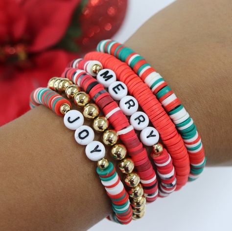 Christmas Bead Bracelets Diy, Aesthetic Bff Bracelets, Bracelet Ideas Beaded Words, Clay Christmas Bracelets, Christmas Outfit Accessories, Bracelets For Christmas, Words For Beaded Bracelets, Holiday Clay Bead Bracelet Ideas, Holiday Heishi Bracelets