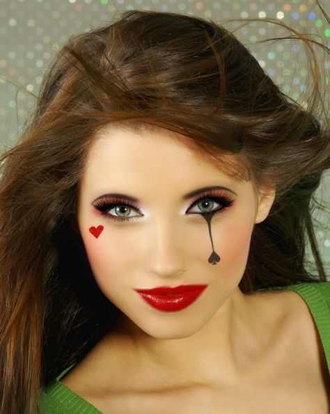 Poker face Hearts Makeup, Queen Of Hearts Makeup, Halloweenský Makeup, Halloween Make-up Looks, Heart Costume, Queen Of Hearts Costume, Halloween Queen, Queen Costume, Unique Makeup