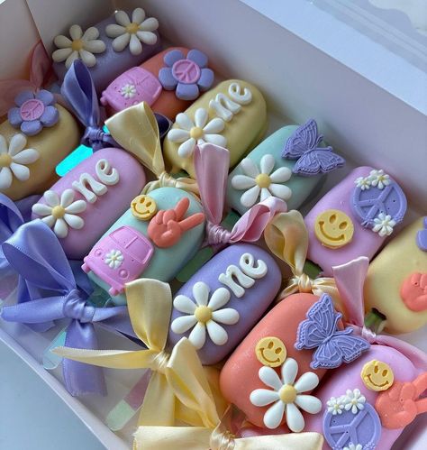 Groovy 🌼NE birthday cakesicles 💛 | Instagram Groovy Party Treats, Birthday Cakesicles Ideas, Groovy Cakesicles, Birthday Cake Pops Ideas, Two Groovy Cake Pops, Bluey Cakesicles, Groovy Treats, Bear Cakesicles, Cakecicles Ideas