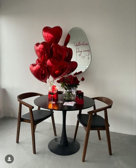 Cafe Valentines Day Decor, Valentines Day Cafe Decor, Valentine Table Decorations Ideas Simple, Valentines Dinner Table Decor, Romantic Dinner Ideas At Home, Valentines Room Decor, Romantic Dinner Decoration, Black And White Balloons, Valentine Tablescape