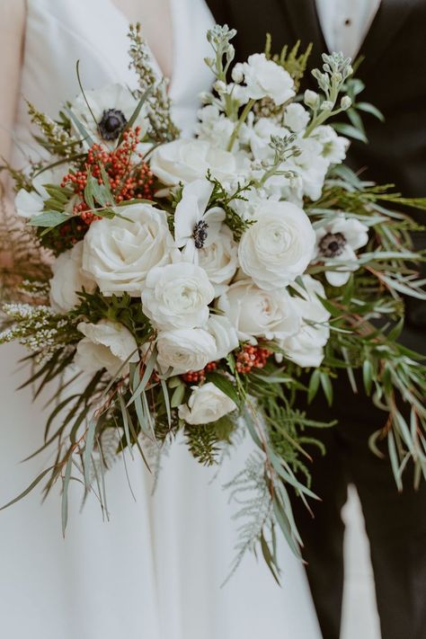 White Green And Red Bouquet, December Wedding Flowers, Winter Wedding Flowers Bouquets, Green And White Wedding Flowers, Vogue Green, Vogue Flowers, Christmas Wedding Bouquets, Winter Gala, Bridal Bouquet Peach