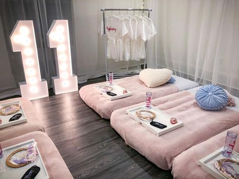 Air Mattress Party, Sleepover Air Mattress Ideas, Easy Slumber Party Ideas, Sleepover Party Food Ideas, Sleepover Bed Ideas Slumber Parties, Sleep Over Set Up, Sleepover Set Up Ideas Living Room, Taylor Swift Slumber Party Ideas, Sleepover Set Up Ideas Slumber Parties