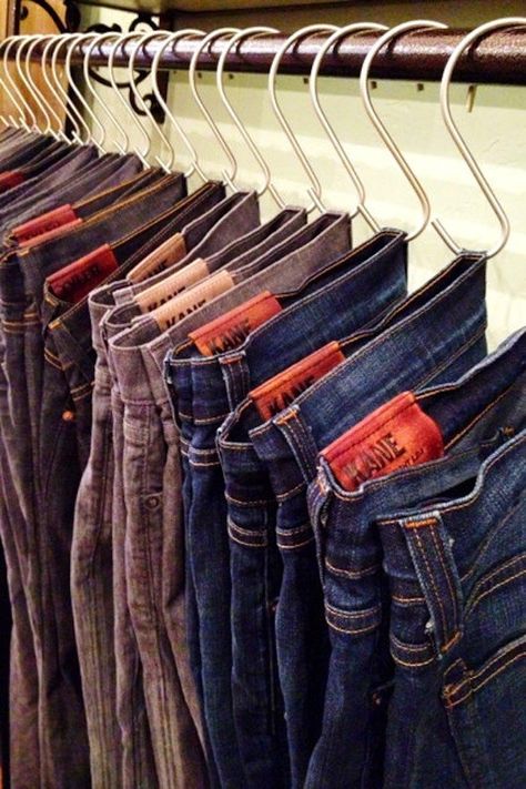 Organize with S-hooks  Well this is a first!  Hanging jeans by the belt-loop is definitely a new concept to me, but I like the way it looks!  I really like the idea of using these hooks for delicate camisoles and tank-tops. Storage Hacks Bedroom, Organiser Son Dressing, Pant Storage, Maximize Small Space, Closet Hacks, Tiny Closet, Small Closets, Ideas Ikea, Small Closet