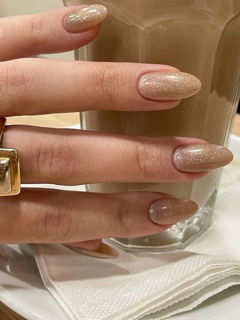 12 of The Best Winter Nail Colors for Fair Skin - Lauren Erro New Year’s Eve Gel Manicure, Nails Nye New Years, New Year Party Nails, New Years Eve Nails Gold, Golden Gel Nails, Shimmery Gold Nails, Nails Inspo New Year, Ny Eve Nails, Sparkle Gold Nails