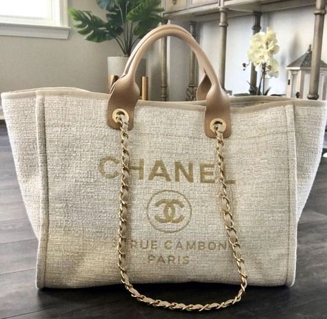 Chanel Vanity Case Bag #chanel #casebag #fashionactivation #chanelbag #bag #fashionnews Chanel Cruise, Chanel Tote, Atelier Versace, Perfect Handbag, Burberry Handbags, Prada Handbags, Christian Lacroix, Chanel Deauville Tote Bag, My Photos