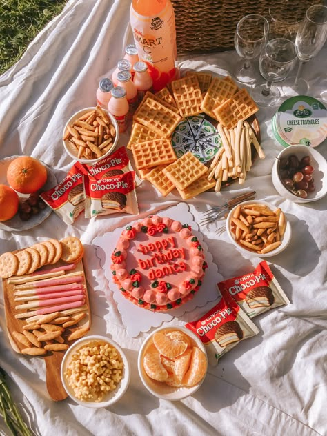 Pick Nick Food, Picnic Inspo Aesthetic, Picnic Aesthetic Birthday, Picnic Party Aesthetic, Picnic Birthday Party Aesthetic, Picnic Food Ideas Aesthetic, Birthday Picnic Aesthetic, Picnic Cakes, Picnic Surprise