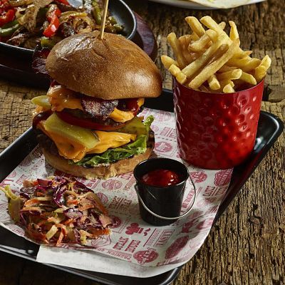 Tasty Burger, Burger And Chips, Food Platter, Burger Fries, Burger Places, Gastro Pubs, Tapas Dishes, Burger Restaurant, Burger And Fries