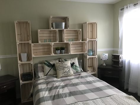 Crate Headboard, Bedroom Storage Ideas For Small Spaces, Crate Bedside Table, Kallax Ideas, Home Decor Things, Pallette Furniture, Small Space Storage Bedroom, Decoration Things, Minimalist Bookshelves