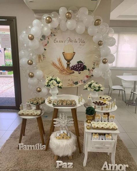 decoración de confirmación con globos y primera comunión Boys First Communion Cakes, Centerpieces With Wine Glasses, First Communion Hairstyles, Communion Centerpieces, Recuerdos Primera Comunion Ideas, Confirmation Party, Girls First Communion Dresses, First Communion Cakes, Holy Communion Party