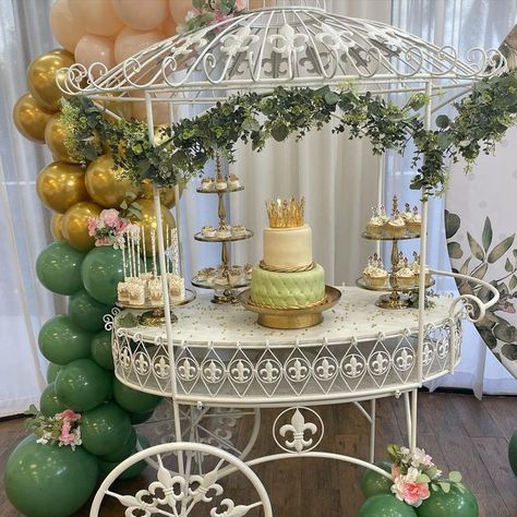 Princess Tiana Quinceanera Themes, Princess And Frog Centerpieces, Princess And The Frog Quinceanera Theme Cake, Princess Tiana Dessert Table, Tiana Quinceanera, Tiana Princess And The Frog Quince Theme, Tiana Quinceanera Dress, The Princess And The Frog Sweet 16, Princess Tiana Quinceanera Theme