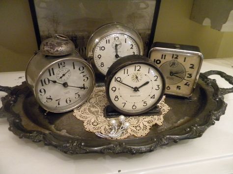 I love how these are displayed on the antique silver tray Country Decorations, January Decor, Hall Entrada, Clock Display, Vintage Alarm Clocks, Vintage Ideas, Old Clocks, Cottage Home, Nye Party