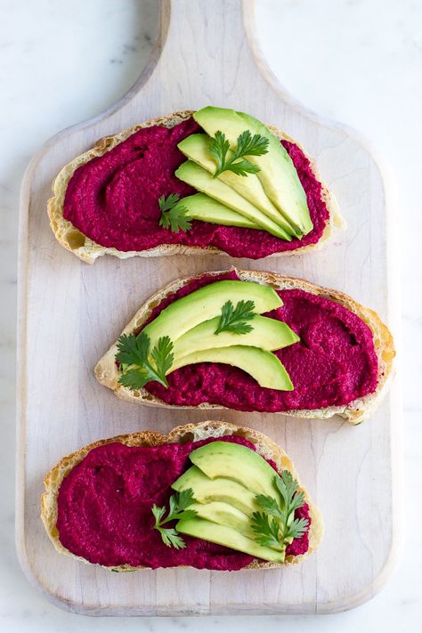 Beet Hummus Toast with Fresh Avocado via @ful_filled Hummus Toast, Avocado Recipes Healthy, Menu Sarapan Sehat, Avocado Dessert, Beet Hummus, Vegan Hummus, Fresh Avocado, Idee Pasto Sano, Avocado Recipes