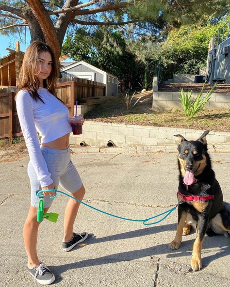 Emrata Instagram, Emily Ratajkowski Style, Champion Sneakers, Keds Sneakers, Keds Style, Keds Champion, Estilo Boho Chic, Keds Shoes, Emily Ratajkowski