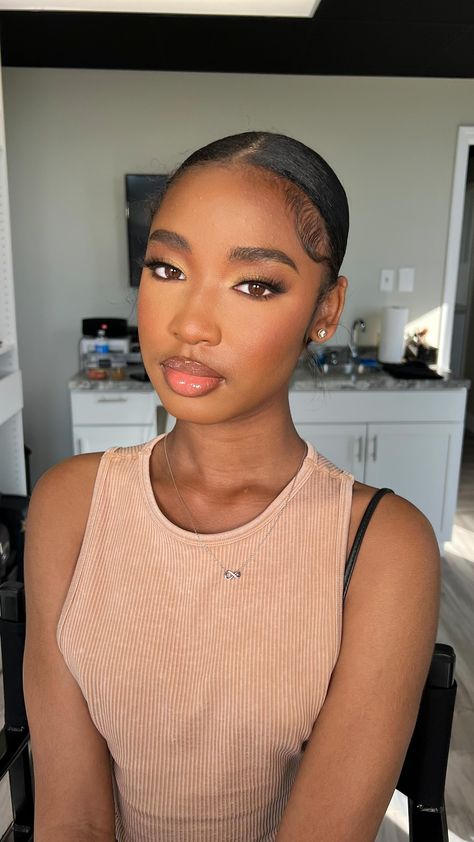 Light Makeup Glam, Clean Soft Glam Makeup, Light Face Beat, Professional Natural Makeup, Natural Dewy Glam Makeup, Make Up Black Girls Skin, Natural Light Makeup Looks, Light Soft Makeup, Neutral Makeup Black Women