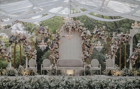 Wedding Backdrop 2023, Wedding Stage Design Outdoor, Malay Wedding Pelamin Rustic, Pelaminan Aesthetic, Pelaminan Outdoor, Wedding Backdrop Design Indoor, Wedding Outdoor Decoration, Indoor Wedding Decorations, Moodboard Wedding