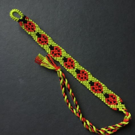 Ladybug Friendship Bracelet Pattern, Ladybug Friendship Bracelet, Bracelet Stuff, String Bracelet Patterns, Kumihimo Patterns, Yarn Bracelets, Macrame Bracelet Patterns, Bracelet Keychains, String Bracelets