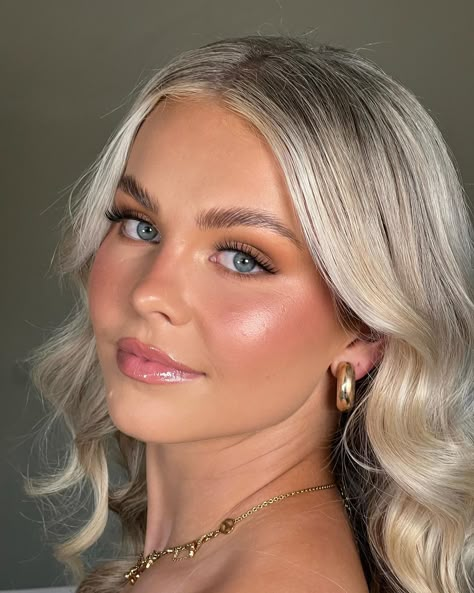 27 Glowy Summer Makeup 2024 Ideas: Natural Looks for a Sun-Kissed Aesthetic Makeup Inspo Glowy, Formal Light Makeup, Wedding Summer Makeup, Glowy Neutral Makeup, Hoco Makeup Glowy, Bridesmaid Makeup Glowy Bronze, Natural Makeup For Formal Event, Soft Glam Makeup Freckles, Hoco Natural Makeup