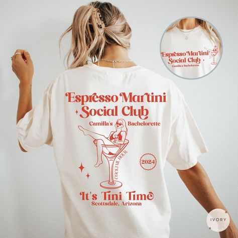 Embrace our Custom Espresso Martini Bachelorette shirt! This tee is perfect for anyone who loves cocktails or appreciates aesthetic shirts! Treat yourself or surprise a friend with this thoughtful gift!  👕 COMFORT COLORS 1717 T-SHIRT The Comfort Colors 1717 garment-dyed unisex t-shirt is made with medium fabric consisting of high quality, 100% ring-spun US cotton for long-lasting comfort. All shirts feature pre-shrunk cotton for size retention and a signature sewn-in twill label. 👕 SIZING & CA Tshirt Party Graphics, Aperol Spritz Kostüm, Cocktail Tshirt, Gin And Tonic Gifts, Expresso Martini, Walking Club, Bachelorette Tshirts, Dirty Martini, Club T Shirt