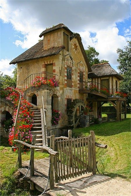 ¡Qué bonita es la fantasía!. Algunos hacen realidad su sueño de tener una casa de cuento para vivir. Estas casas tienen magia y seguro ... Chateau Versailles, Casa Country, Chateau France, Water Wheel, The Balcony, Stone House, Cozy Cottage, Beautiful Buildings, The Roof